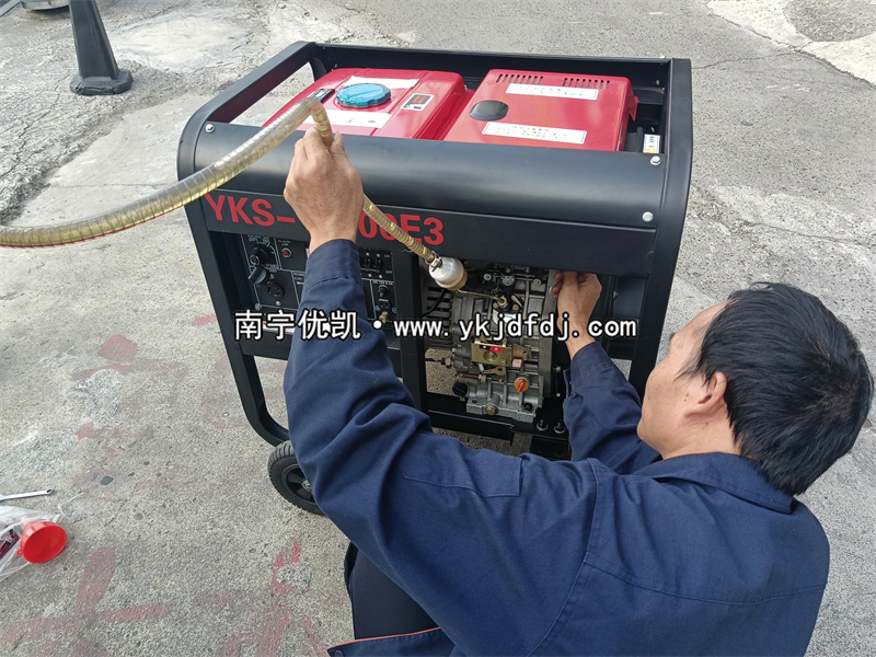 2023年11月24日，客戶到店自提8kw等功率柴油發(fā)電機(jī)組