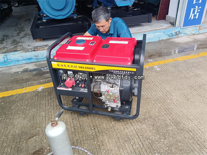 2024年5月19日，客戶到店自提一臺(tái)5KW等功率柴油發(fā)電機(jī)組