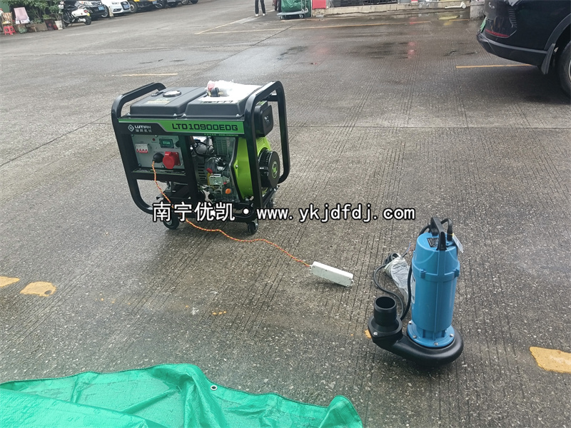 2024年8月13日，客戶到店自提8KW柴油發(fā)電機(jī)組